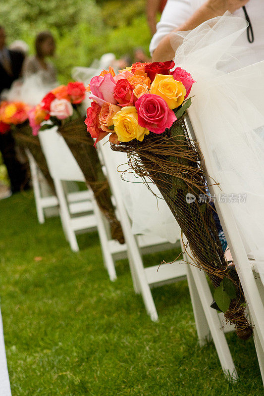 许多婚礼花束的红色和橙色玫瑰& &;新婚夫妇